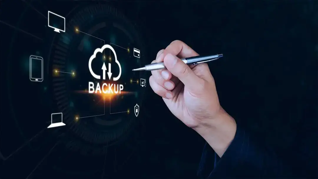 Mão com uma caneca apontando para uma tela holográfica representando backup
